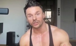 Qczaj marzy o dziecku: Niestety, będąc gejem, w tym kraju nie mogę go mieć