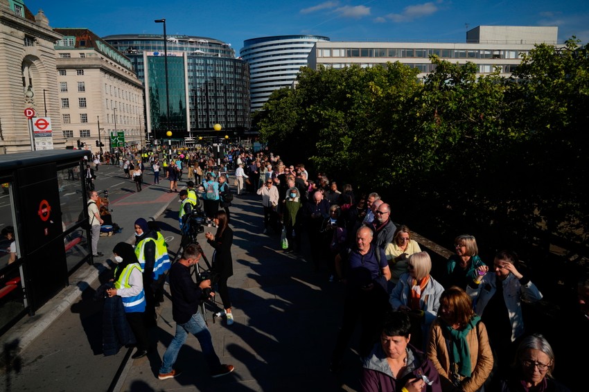 Kilometarski redovi u Londonu za odavanje pošte kraljici Elizabeti