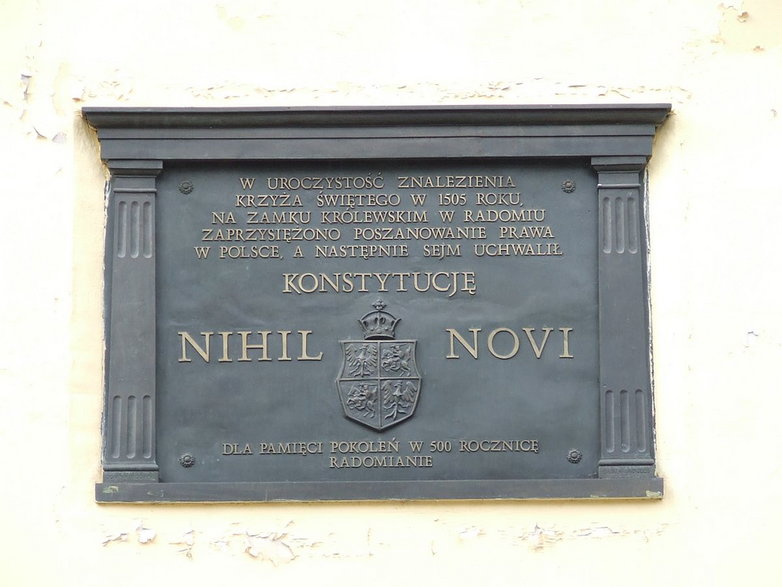 Tablica pamiątkowa z okazji 500-lecia konstytucji Nihil Novi. Foto: Hiuppo (licencja CC BY 3.0)