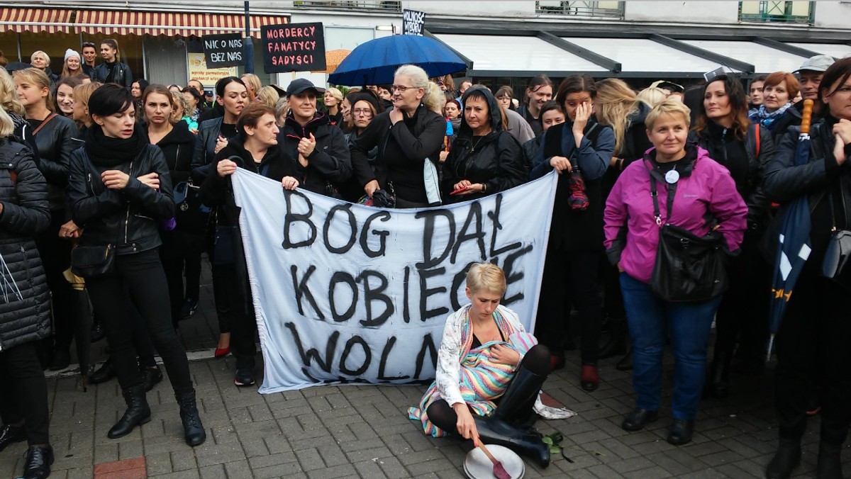 Ponad dwa tysiące osób wyszło dziś na ulice Opola w geście protestu przeciw zaostrzeniu ustawy o aborcji. Liczbę strajkujących oszacowała policja i organizatorzy. – Nie spodziewałyśmy się takiej frekwencji, jesteśmy zaskoczeni, że tyle mężczyzn i kobiet wyszło z pracy i z domów, by być tutaj z nami – mówi Iwona Gałązka, organizatorka protestu.