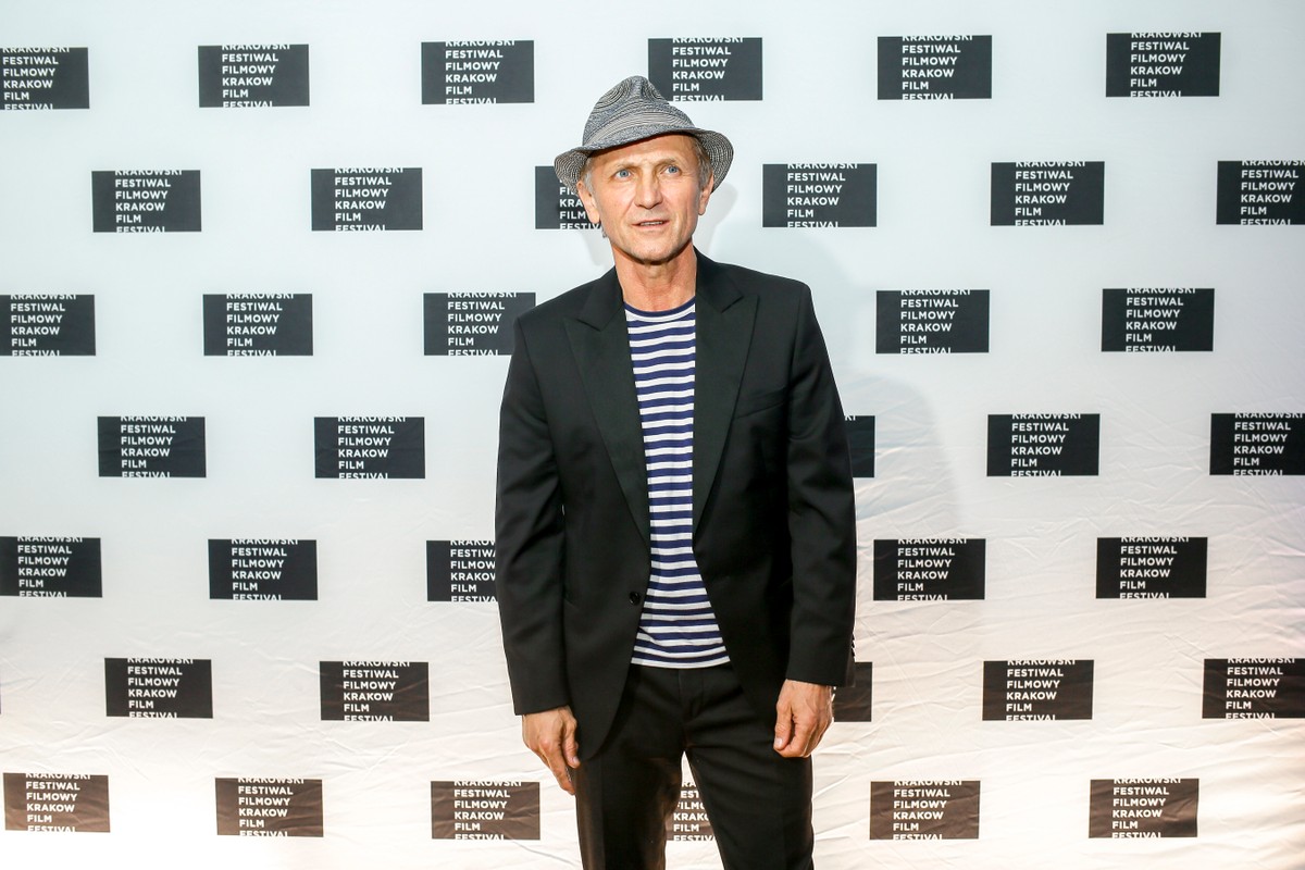 Andrzej Chyra zamieścił w sieci zdjęcia z łóżka. Fanki pieją z zachwytu