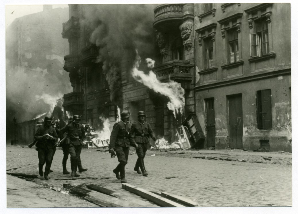 Oddziały Waffen-SS na ul. Nowolipie podczas tłumienia powstania w getcie warszawskim, kwiecień-maj 1943 r.