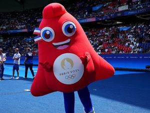 Ez a fura kis piros figura tűnik fel mindenhol a párizsi olimpián: te rájöttél, mi is ő valójában?