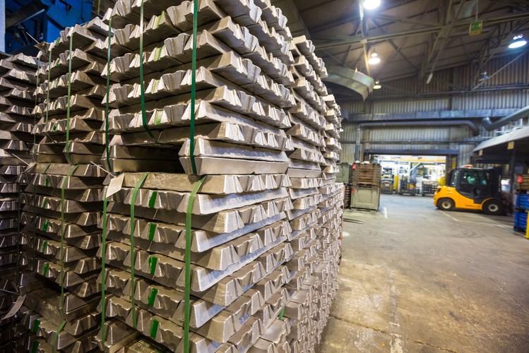 Volkswagen Poznań to fabryka samochodów użytkowych i komponentów. Koncern w Wielkopolsce posiada cztery zakłady. W Poznaniu produkowane są modele VW Caddy i VW Transporter. W październiku 2016 otwarto nową fabrykę modelu Crafter w Białężycach k. Wrześni. Spółka zatrudnia ponad 10,8 tys. osób. <br><br><b>Na zdjęciu:</b> Surowiec - aluminium w odlewni koncernu Volkswagen AG w Poznaniu
<br><br>rpo/ dym/
<br>fot.  (mr) PAP/Marek Zakrzewski