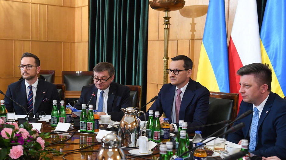 Rozmowy z Ukrainą w sprawie tranzytu zboża. Drugi z prawej: premier Mateusz Morawiecki