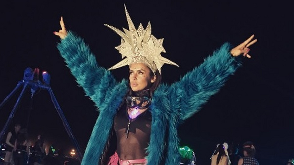 Natalia Siwiec wraz z mężem wybrała się na festiwal Burning Man. Celebrytka przeżywa tam duchową przemianę. – Jestem z rodziny czerwonej kropki. Wszystko jest w twoim mózgu. Twój umysł to centrum wszechświata – napisała na Instagramie.