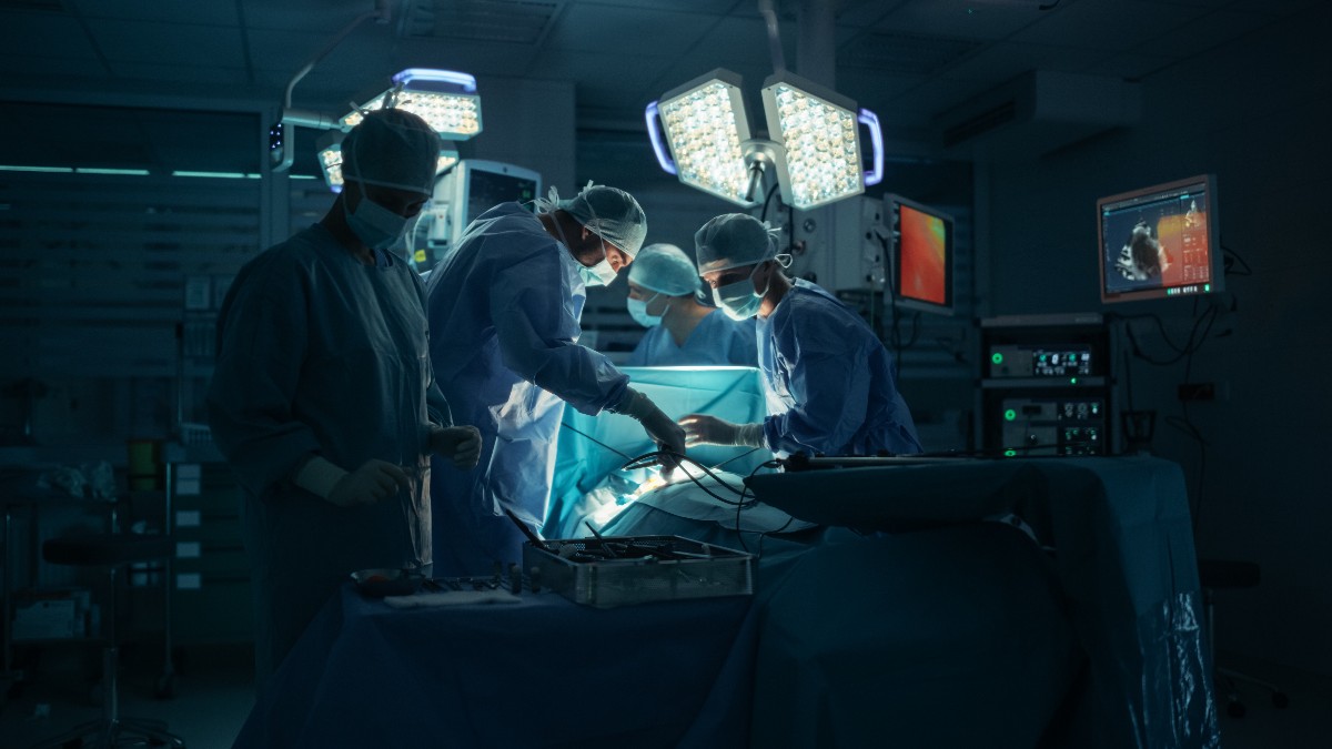 Profesoara înjunghiată de elevul din Bistrița este operată de urgență, iar celălalt adolescent rănit nu a rămas internat