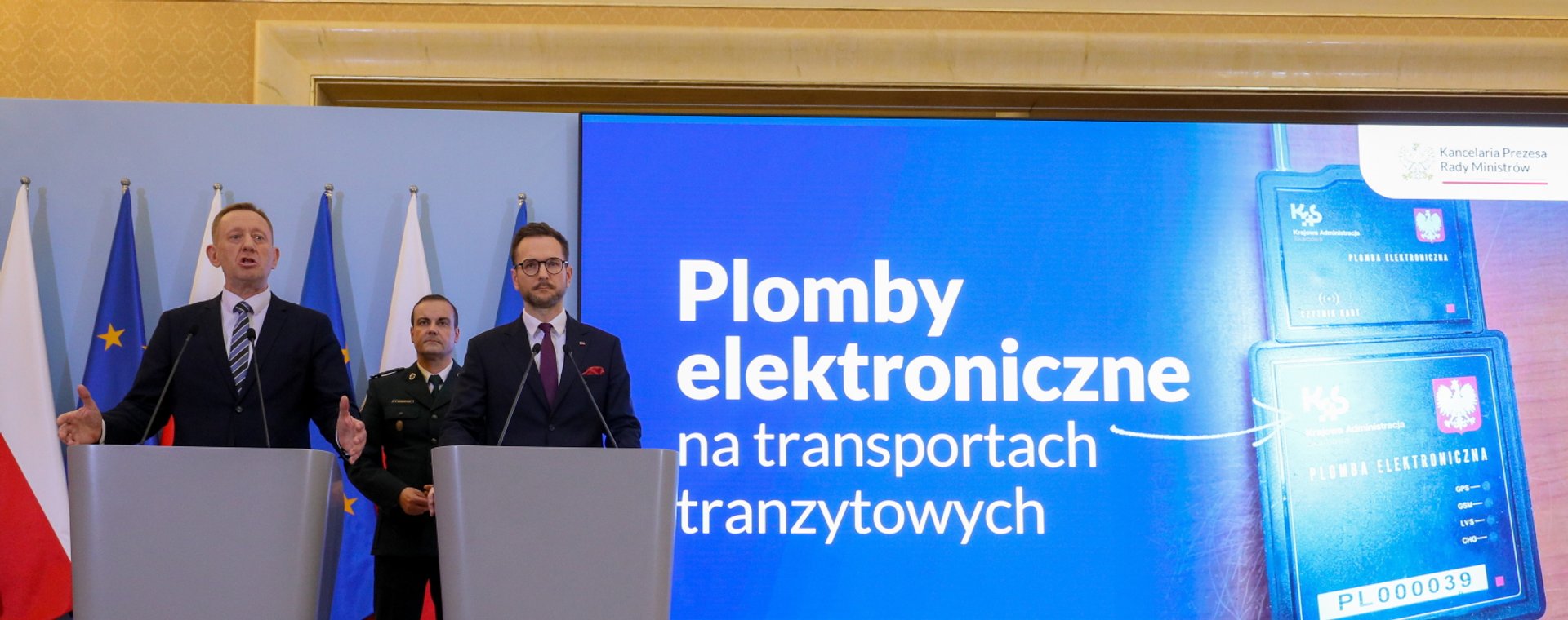 Minister rolnictwa Robert Telus (L) i minister rozwoju Waldemar Buda (P) podczas konferencji prasowej poinformowali o porozumieniu z Ukrainą w sprawie importu zboża