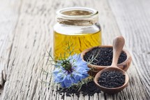 Olej z czarnuszki - działanie, korzyści i kiedy widać efekty