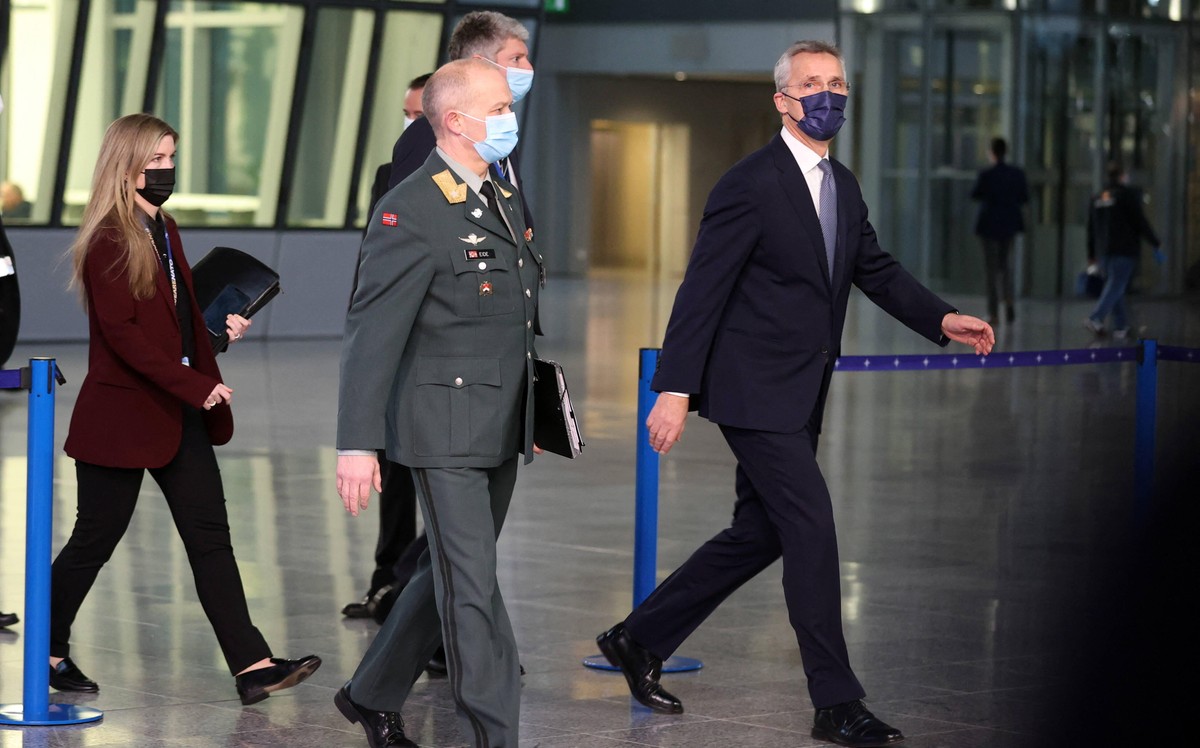 Wiceminister obrony Rosji Aleksandr Fomin i Jens Stoltenberg, sekretarz generalny NATO
