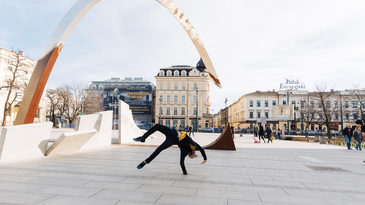 Urokliwy Kraków oraz Tomasz "Thomaz" Domański, czołowy polski B-Boy, zostali bohaterami jednego z odcinków międzynarodowej serii tanecznych video przewodników miejskich pt. "Dance City Guide". Jakie miejsca warto odwiedzić i jak prezentują się w kontekście zapierającej dech w piersiach breakingowej choreografii zobaczyć można na www.redbull.pl/dancecityguide.