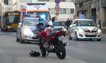 Motocyklista przewrócił się przed komendą