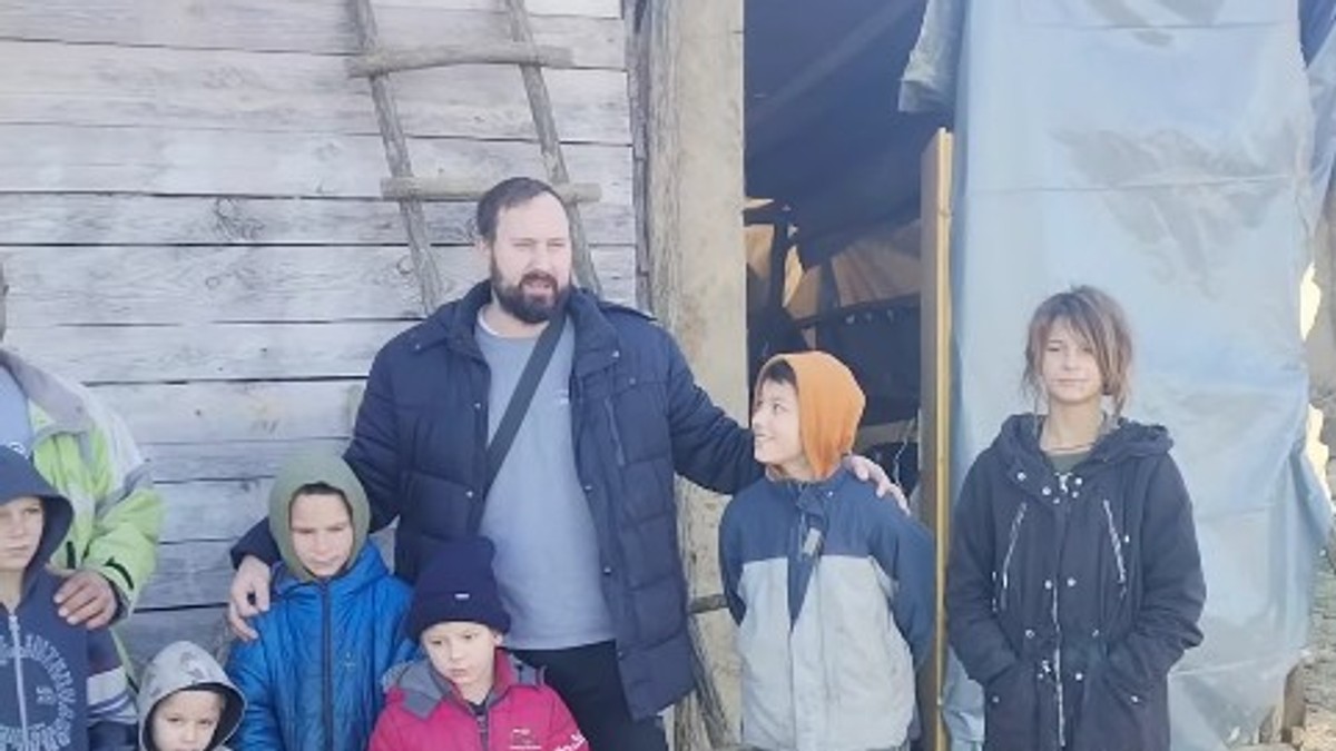 Dragan sa porodicom sa devetoro dece