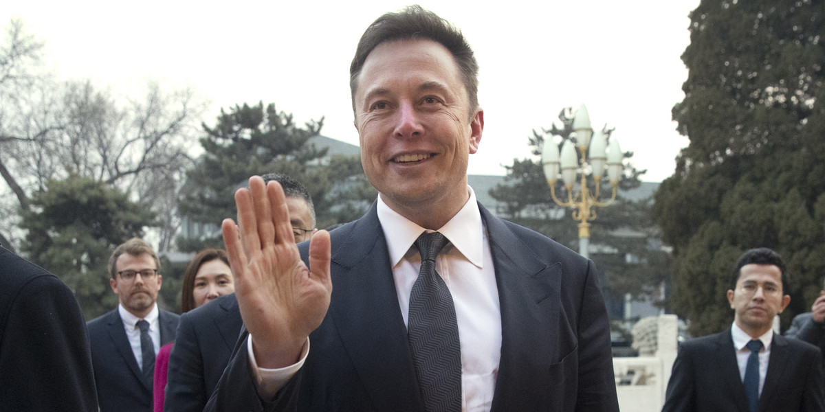 Elon Musk znów wpadł w tarapaty i znów przez coś, co napisał na Twitterze. Zgodnie z ustaleniami z ubiegłego roku, Tesla musi weryfikować i akceptować wszystkie informacje przekazywane przez Muska dotyczące spraw operacyjnych oraz te przekazywane udziałowcom