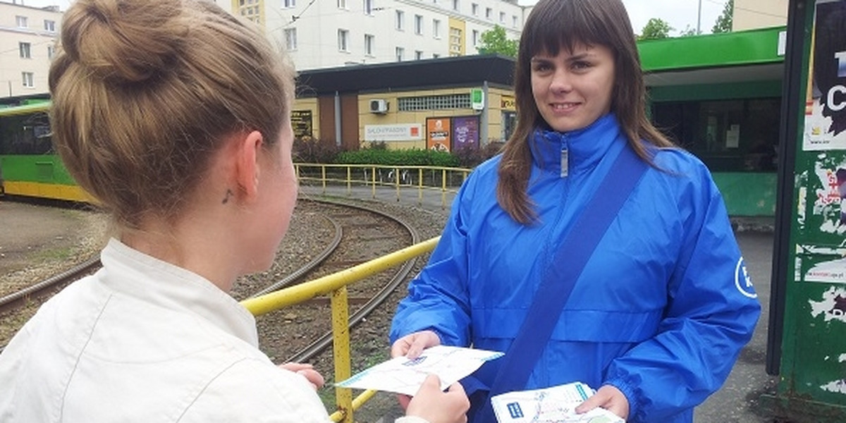 remont na Dąbrowskiego. ZTM rozdaje pasażerom ulotki informacyjne