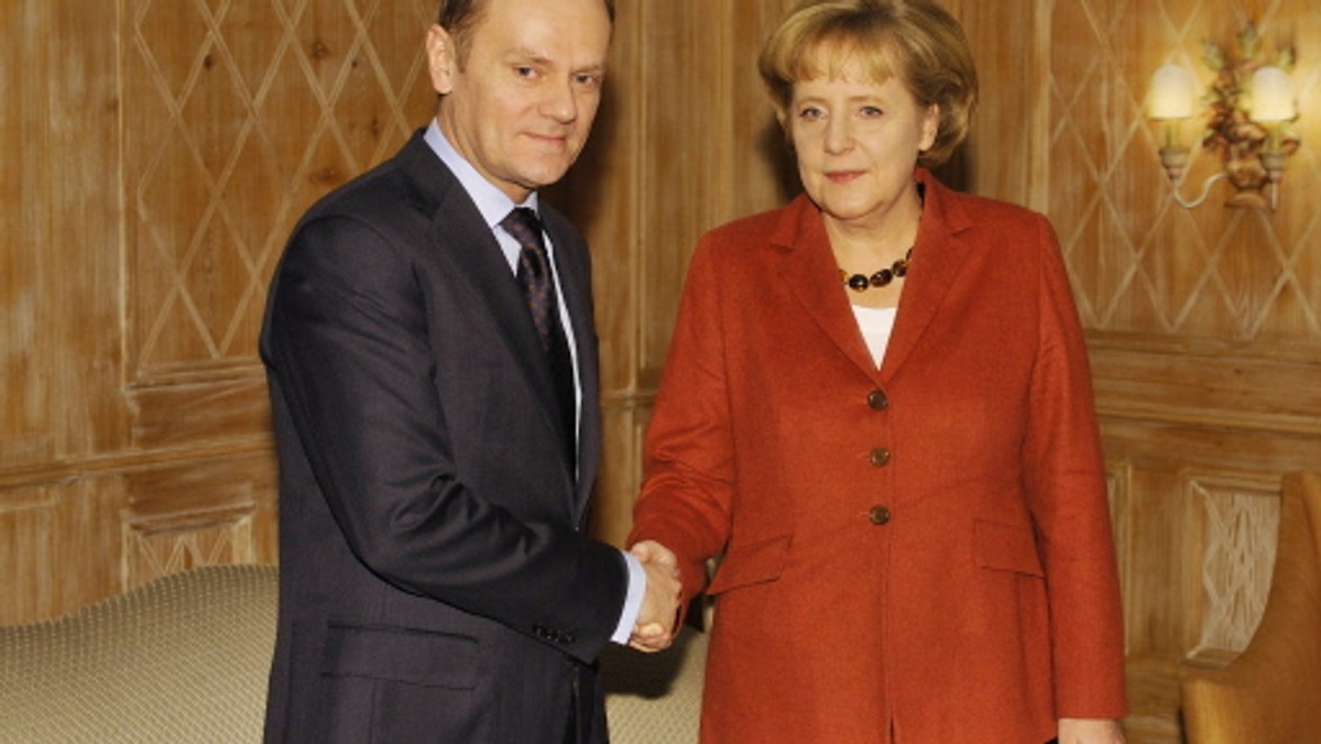 Premier Donald Tusk i minister zdrowia Ewa Kopacz udali się już do Berlina w związku z tragicznym wypadkiem polskiego autokaru pod Berlinem. Tuż po wylądowaniu premier zmienił plany i zamiast do ambasady udał się do jednego ze szpitali, w którym leżą ranni w wypadku - poinformowała TVN24.