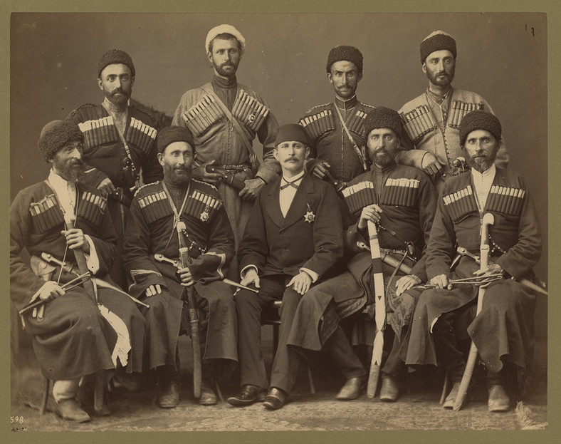 Turecki urzędnik i jego czerkiescy strażnicy, koniec XIX w.