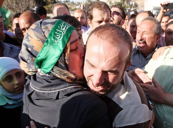 Palestyńczyk zwolniony z izraelskiego więzienia witany przez tłum zwolenników Hamasu