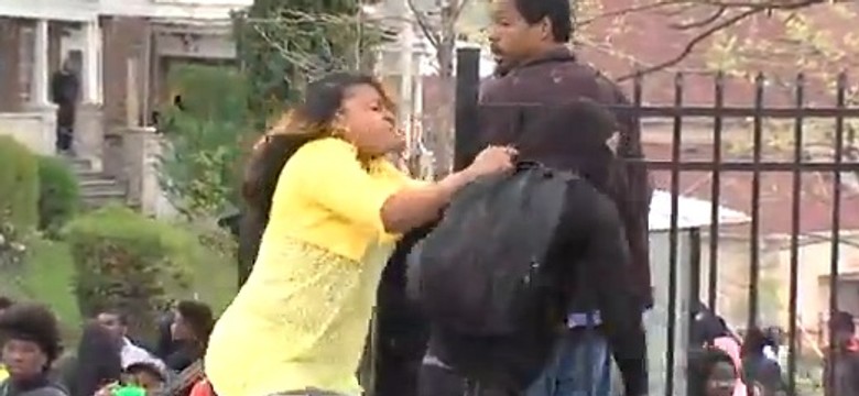 Chciał się bić z policją. Matka dosłownie wybiła mu to z głowy [WIDEO]