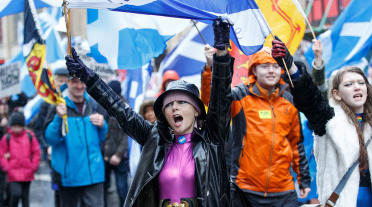 Skót zászlót lengető nő /Fotó:MTI/EPA