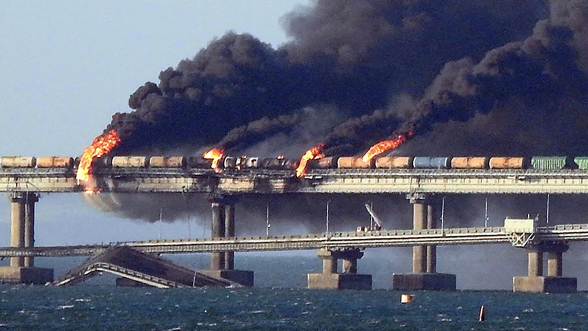 Pożar i zniszczenia na Moście Krymskim po eksplozji 8 października 2022 r.