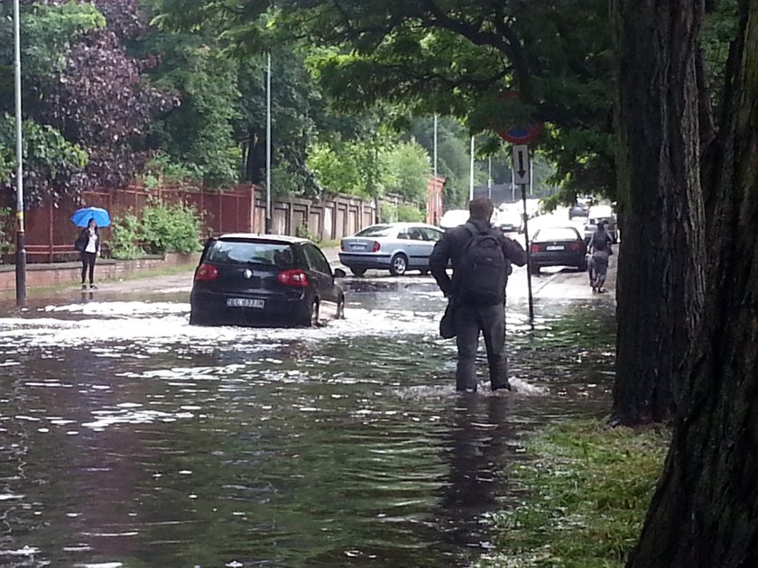 Burza w Łodzi. Zalane ulice. Tramwaje jeździły objazdami