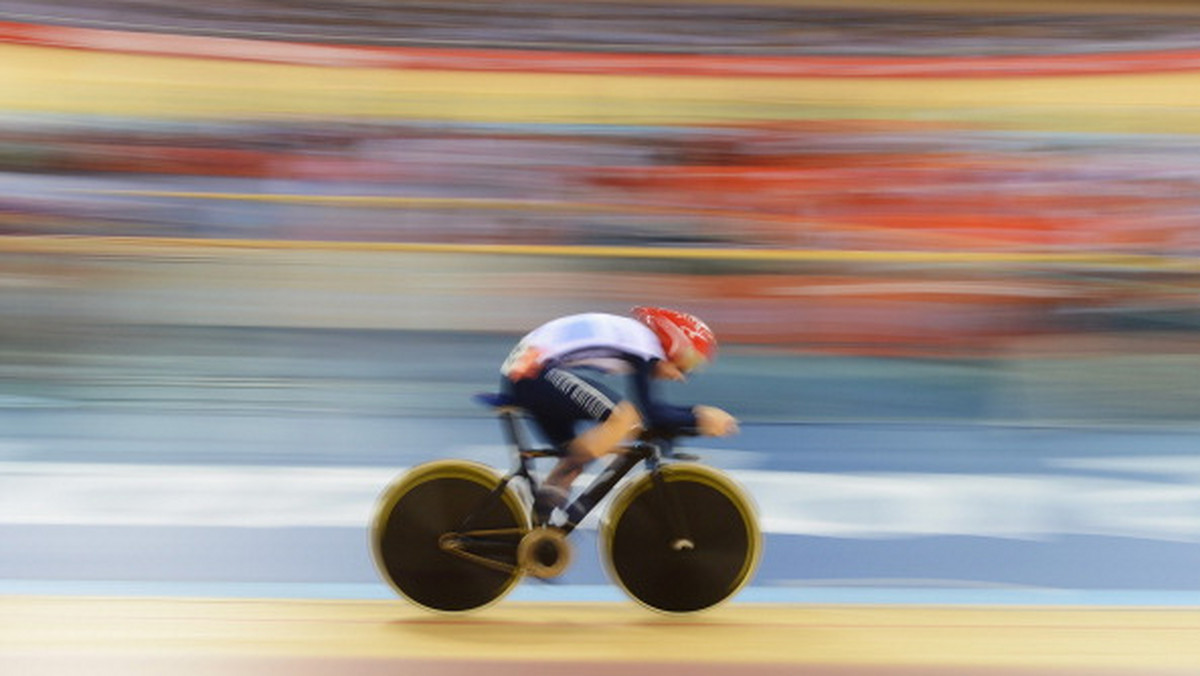 Brytyjska prasa straciła głowę na punkcie złotych medalistów olimpijskich w kolarstwie torowym: 20-letniej Laury Trott i 24-letniego Jasona Kenny'ego. W czwartkowych wydaniach gazet główny temat kolumn sportowych można streścić hasłem "są w sobie zakochani!".