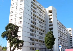 Zgrada sa koje je skočila majka sa troje dece
