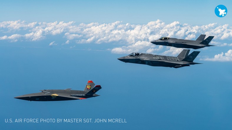 XQ-58A Valkyrie w trakcie lotu z dwoma samolotami Lockheed Martin F-35A Lightning II. Dron ma w przyszłości pomagać samolot F-35 oraz F-22 w misjach bojowych.