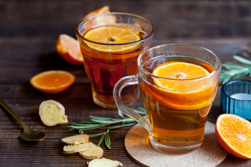 Herbata z miodem, pomarańczą i imbirem