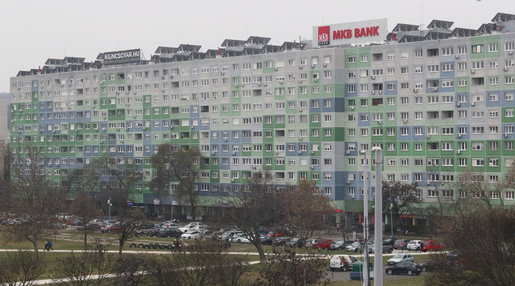 A hatalmas óbudai panelnek szinte minden ablakánál lóg egy kültéri egység / Fotó: Fuszek Gábor