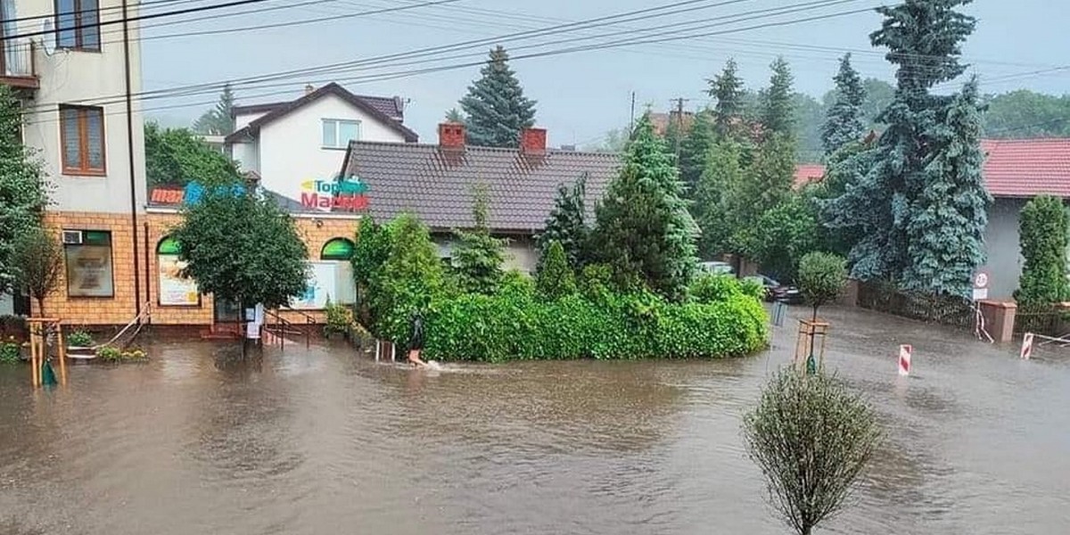 Wyszogród. Gwałtowna burza nad miastem. Ulice zmieniły się w potoki.