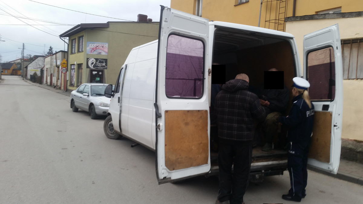 Bus zapchany po dach ludźmi - na taki widok natrafili wczoraj w Białej Rawskiej policjanci, którzy zatrzymali pojazd do kontroli. Był on przystosowany do przewozu trzech osób, a podróżowało nim 14. Siedzieli w bagażniku i na skrzynkach po owocach. Najstarszy podróżnik miał 72 lata. On i pozostałe 13 osób zostało "upchniętych: w przedziale bagażowym samochodu dostawczego.