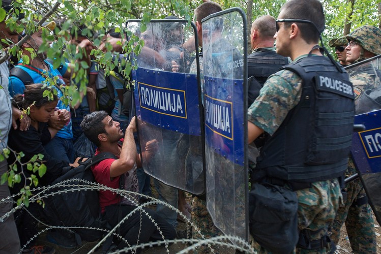 Koszmar uchodźców. Tysiące imigrantów kontra policja na granicy grecko-macedońskiej