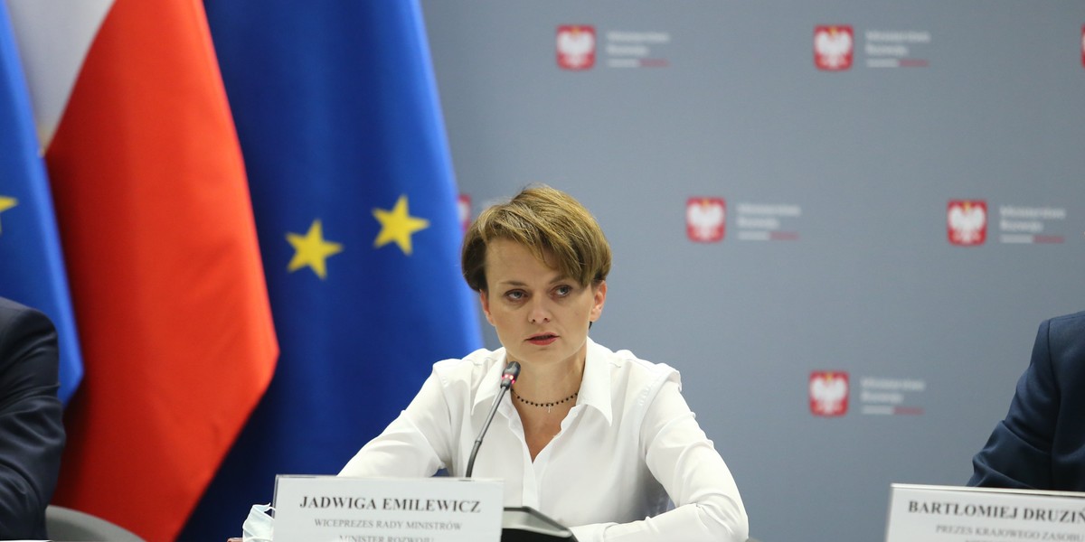 Jadwiga Emilewicz była wicepremierem i minister rozwoju. Po rekonstrukcji rządu, gdy do Rady Ministrów wraca Jarosław Gowin, Emilewicz oddaje tekę wicepremiera i resort. 