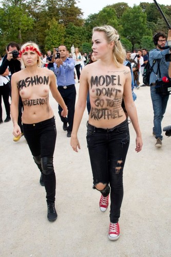 Działaczki Femenu na Paris Fashion Week