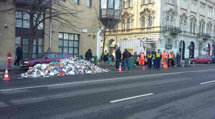 Ki kellett üríteni az úttesten a szemeteskocsit / Fotó: Blikk