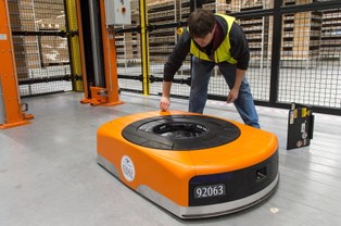 Armia robotów w magazynie Amazona pod Wrocławiem. Zabiorą pracę ludziom?