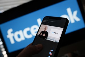 Facebook zalicza straty, a Snapchat rośnie w siłę. Zuckerberg powinien się uczyć od Spiegla