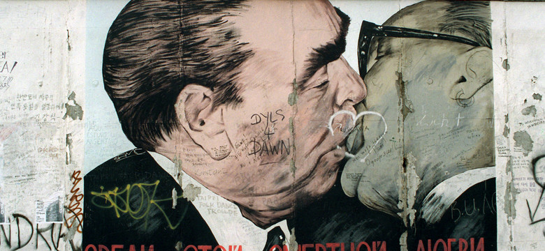 Zmarł Dmitrji Wrubel, autor kultowego graffiti. Tak powstał słynny pocałunek Breżniewa i Honeckera