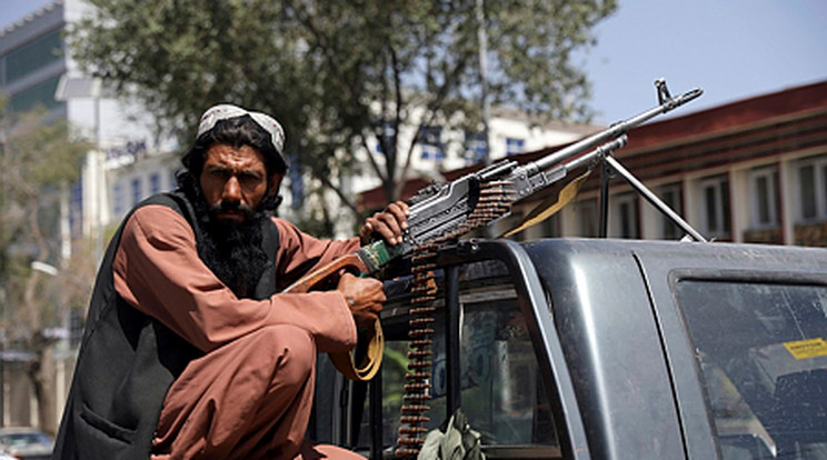 Iszlamista szélsőséges tálib fegyveres járőrözik Kabulban 2021. augusztus 16-án. Előző nap tálib fegyveresek behatoltak az afgán fővárosba és elfoglalták az afgán kormányerők által elhagyott kormányzati intézményeket. A tálibok a főváros valamennyi területét ellenőrzésük alá vonták és Asraf Gáni afgán elnök is elhagyta az országot /Fotó: MTI/AP/Rahmat Gul