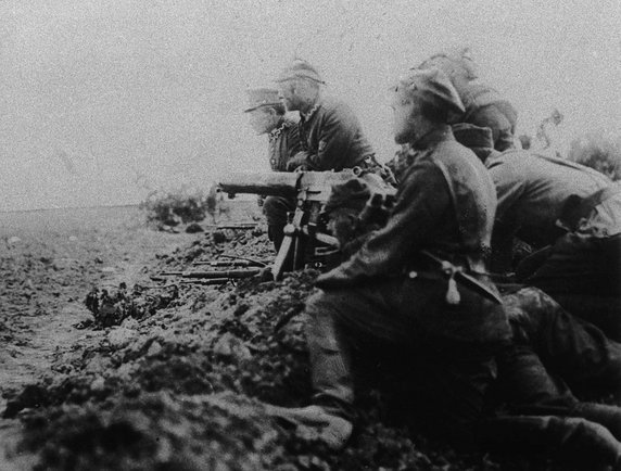 Żołnierze z karabinem maszynowym na polu bitwy pod Radzyminem