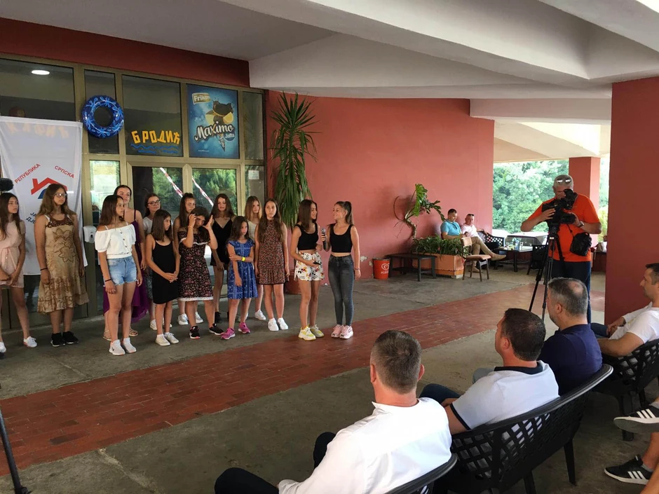 Poseta ministra Šeranića dece u Bečićima 