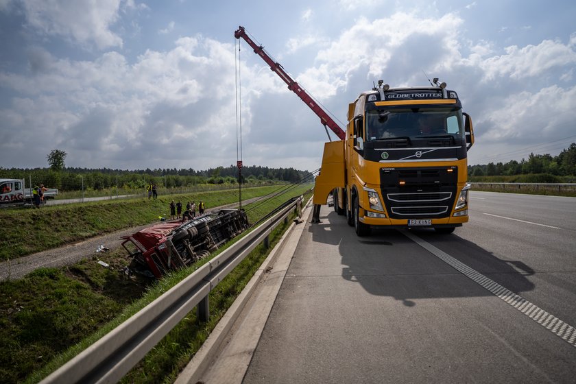 Groźnie wyglądający wypadek na autostradzie A1. Ciężarówka wylądowała w rowie