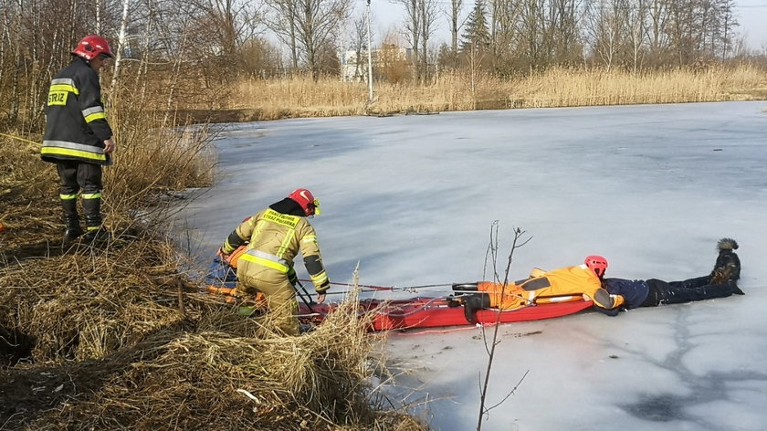 Napędził potwornego stracha żonie. Uratowali go strażacy