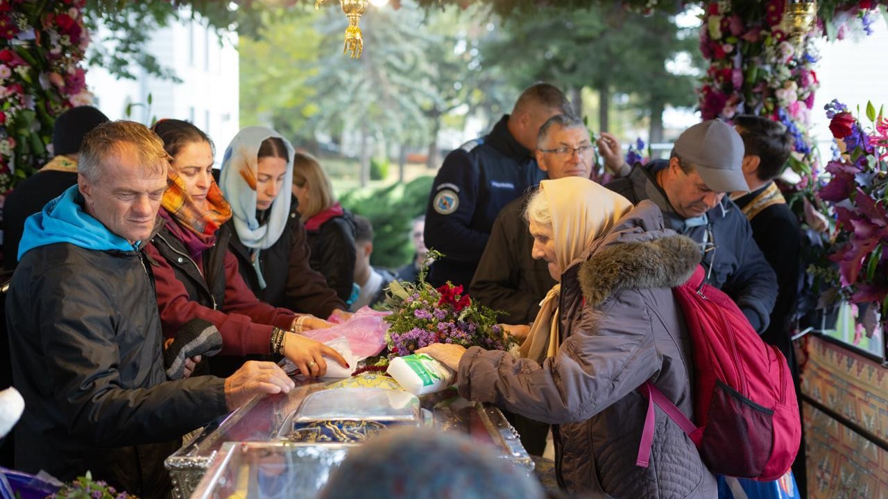 Cine sunt oamenii de la coada Sfintei Parascheva și ce îi aduce la Iași: „Avem nevoie să nu ne purtăm singuri poverile”