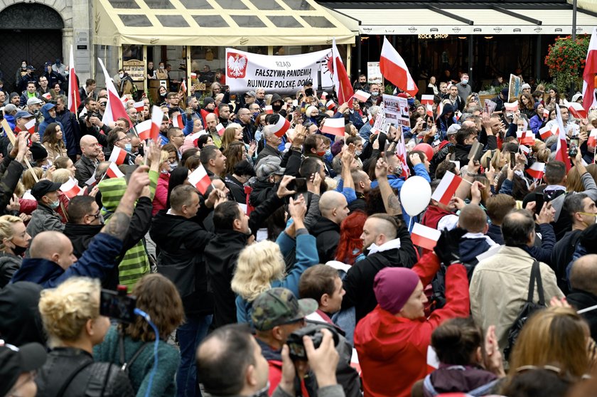 Uważają, że pandemii nie ma i protestują. Szokujące obrazki z Polski