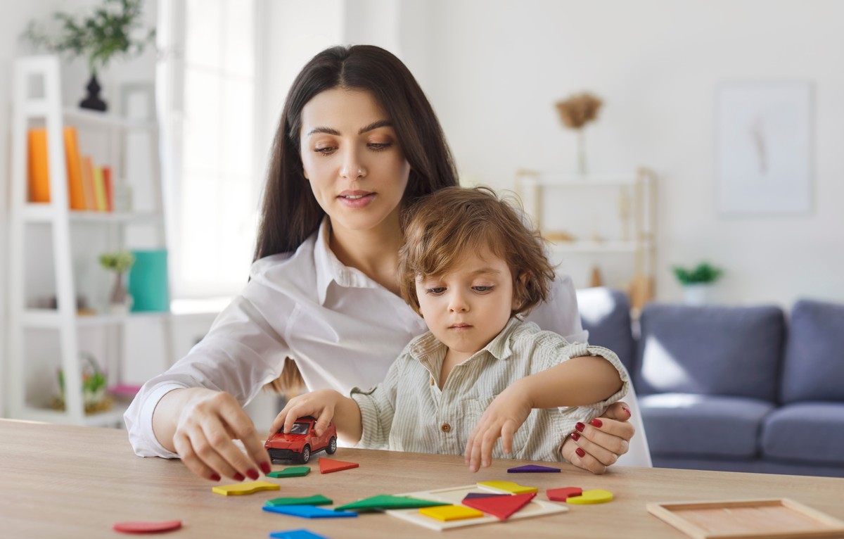 Matka z dzieckiem układają puzzle