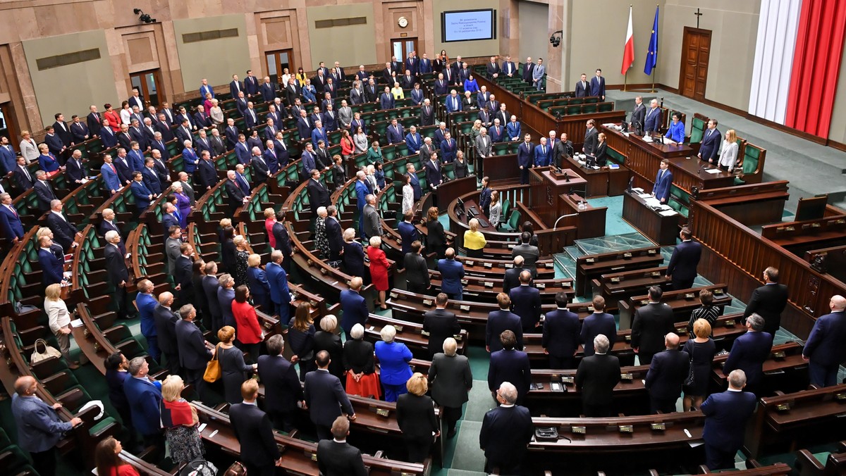 Według proponowanych przez inicjatywę "Stop Pedofilii" zmian karze grzywny, ograniczenia wolności albo pozbawienia wolności do lat dwóch będzie podlegał ten, kto publicznie propaguje lub pochwala podejmowanie przez dzieci obcowania płciowego. Jednocześnie osoba, która będzie propagować lub pochwalać takie zachowania "za pomocą środków masowego komunikowania", ma podlegać karze ograniczenia wolności do lat trzech. Projekt zmian zostanie poddany do głosowania na jutrzejszych obradach Sejmu.