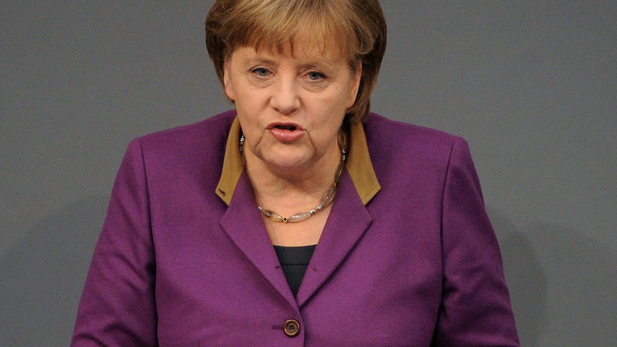 Niemiecka kanclerz Angela Merkel zaapelowała w poniedziałek w Bundestagu o poparcie drugiego programu pomocy dla zagrożonej plajtą Grecji. Przestrzegła, że ryzyko, jakie wiązałoby się z bankructwem tego kraju i wyjściem ze strefy euro, jest nieprzewidywalne.